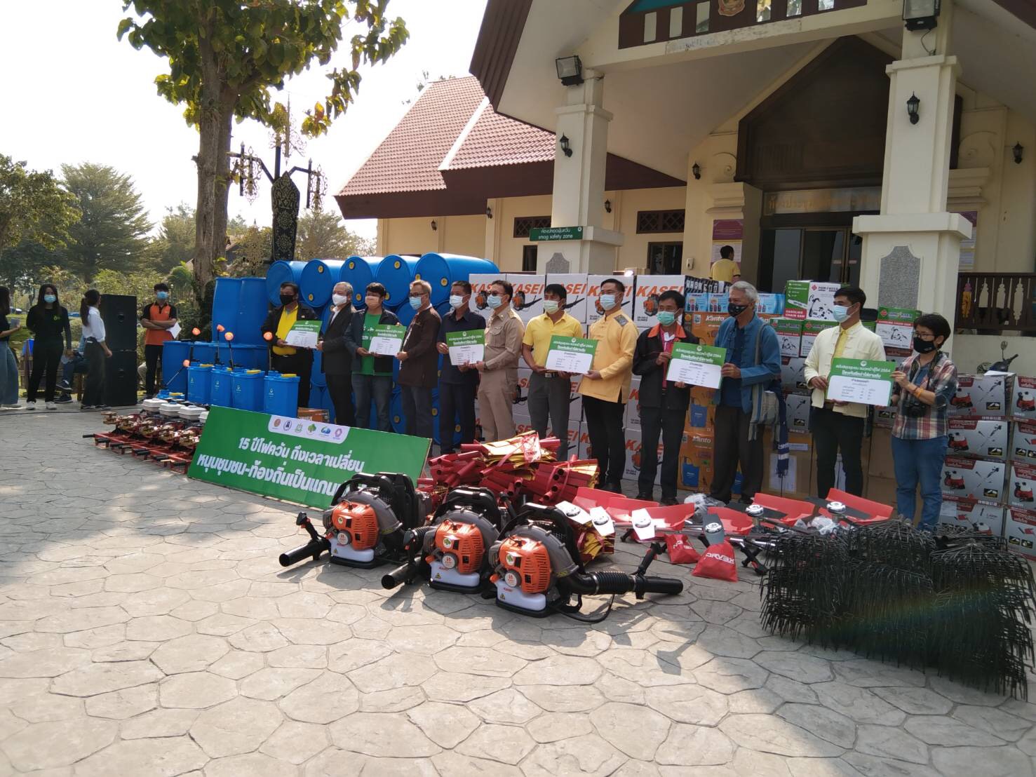 อบต.ม่อนปิ่น รับมอบอุปกรณ์สนับสนุนการดับไฟป่า