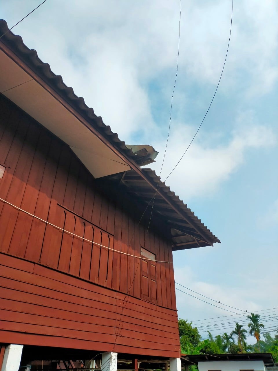 สำรวจบ้านผู้ที่ได้รับความเสียหายจากเหตุพายุฤดูร้อนในพื้นที่