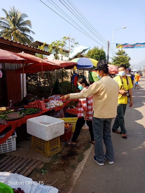 กิจกรรมตรวจป้ายแสดงราคาสินค้าตลาดนัดในพื้นที่ตำบลม่อนปิ่น
