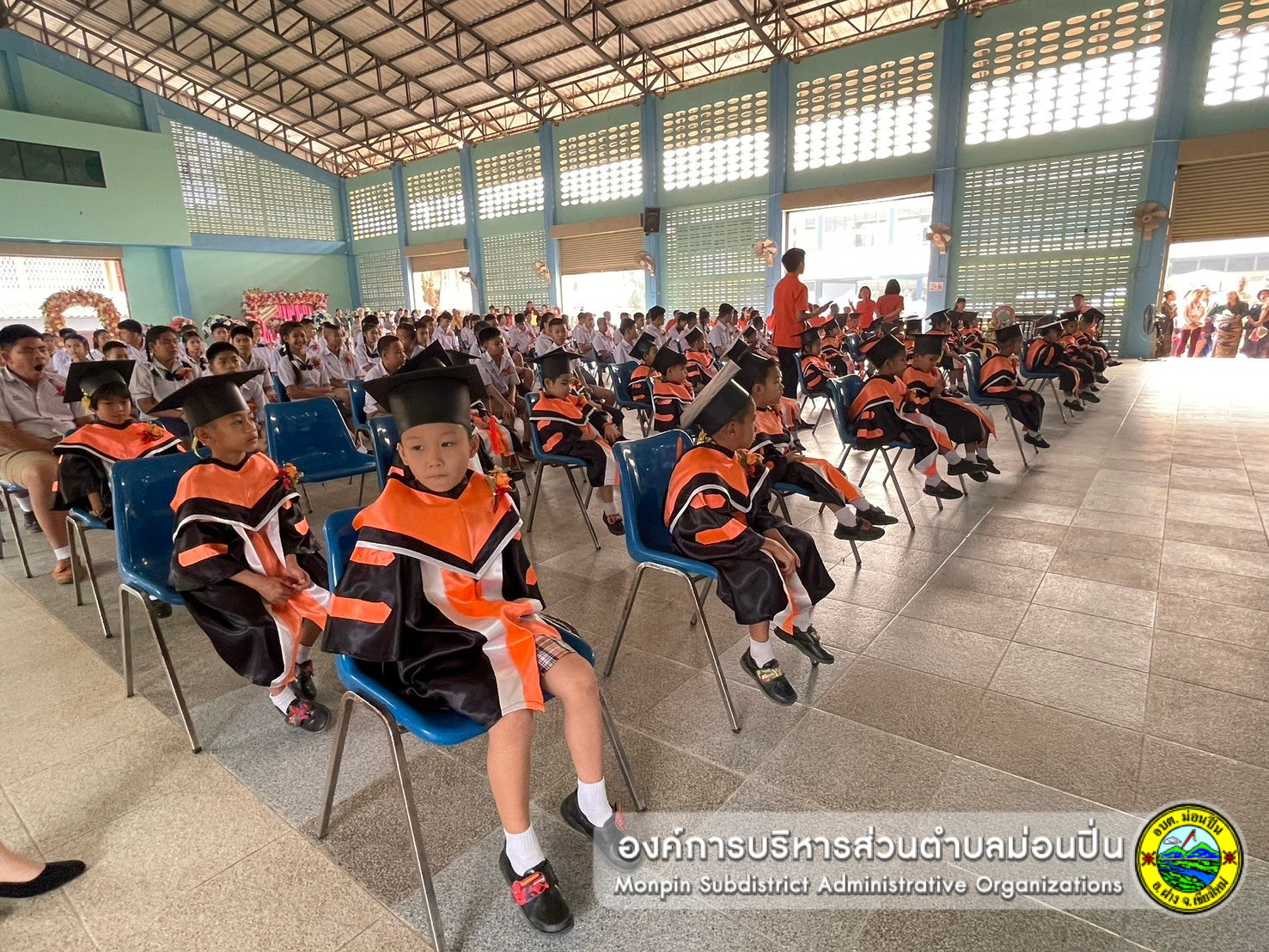 พิธีจบหลักสูตรนักเรียน ประจำปีการศึกษา ๒๕๖๖    ณ หอประชุมปิ่นนพรัตน์  โรงเรียนบ้านม่อนปิ่น           
