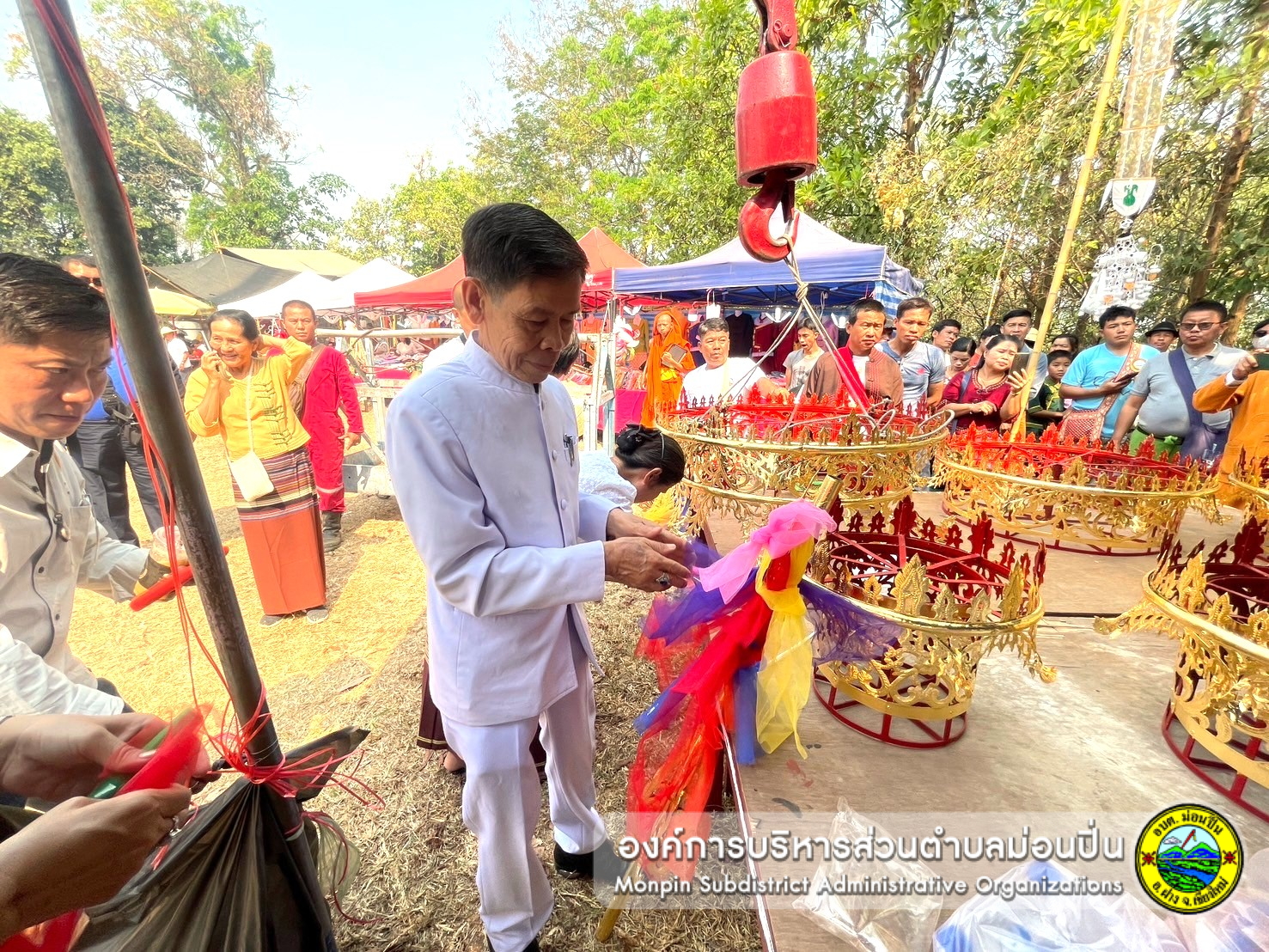 พิธียกยอดฉัตรเจดีย์ "พระธาตุเจดีย์พระพุทธเจ้า ๕ พระองค์" วัดพระธาตุเฉลิมพระเกียรติ หมู่ ๙ บ้านเวียงหวาย ตำบลม่อนปิ่น อำเภอฝาง จังหวัดเชียงใหม่ 