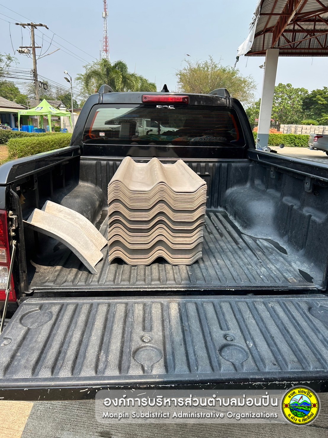 ส่งมอบกระเบื้องหลังคา ให้แก่ประชาชนที่บ้านเรือนได้รับความเสียหายจากเหตุวาตภัย