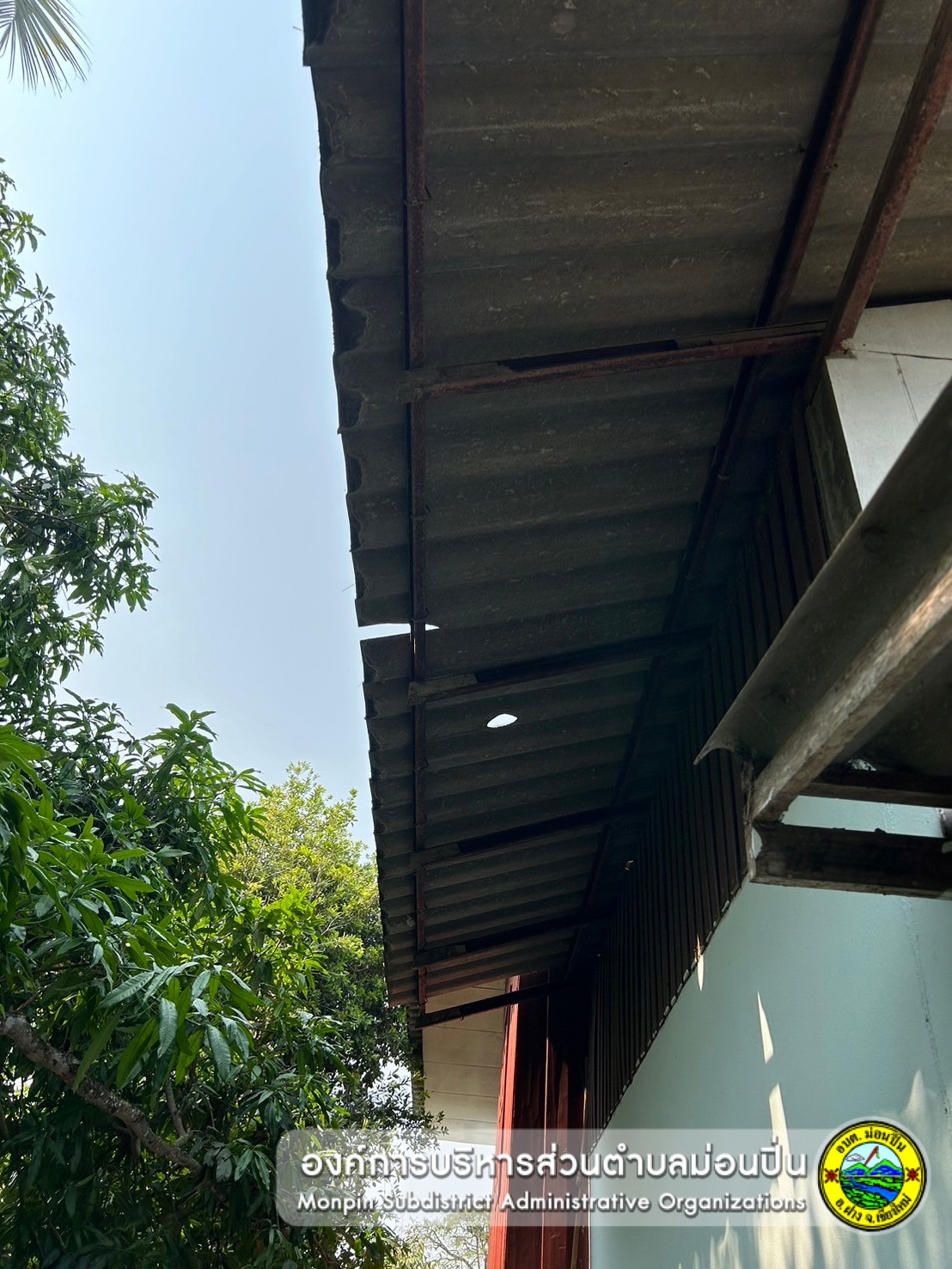 ส่งมอบกระเบื้องหลังคา ให้แก่ประชาชนที่บ้านเรือนได้รับความเสียหายจากเหตุวาตภัย