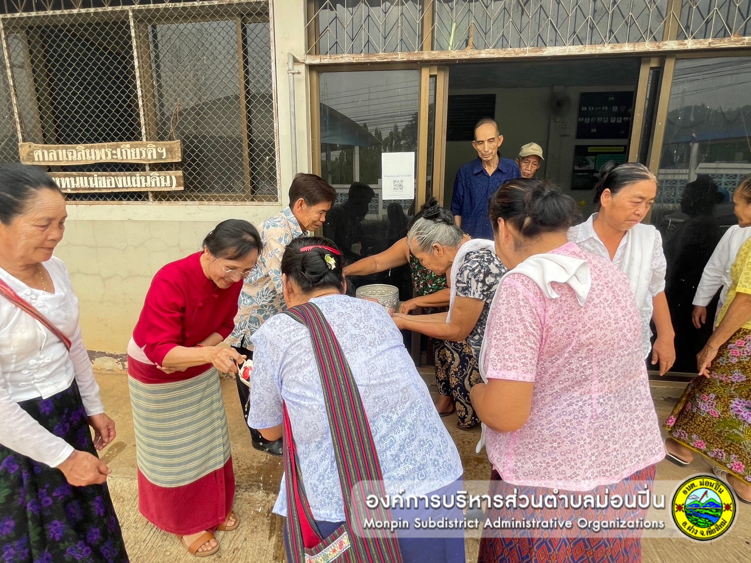 โครงการจัดงานวันผู้สูงอายุ รดน้ำ-ดำหัวปี๋ใหม่เมืองผู้สูงอายุในตำบลม่อนปิ่นเนื่องในเทศกาลสงกรานต์ประจำปี 2567