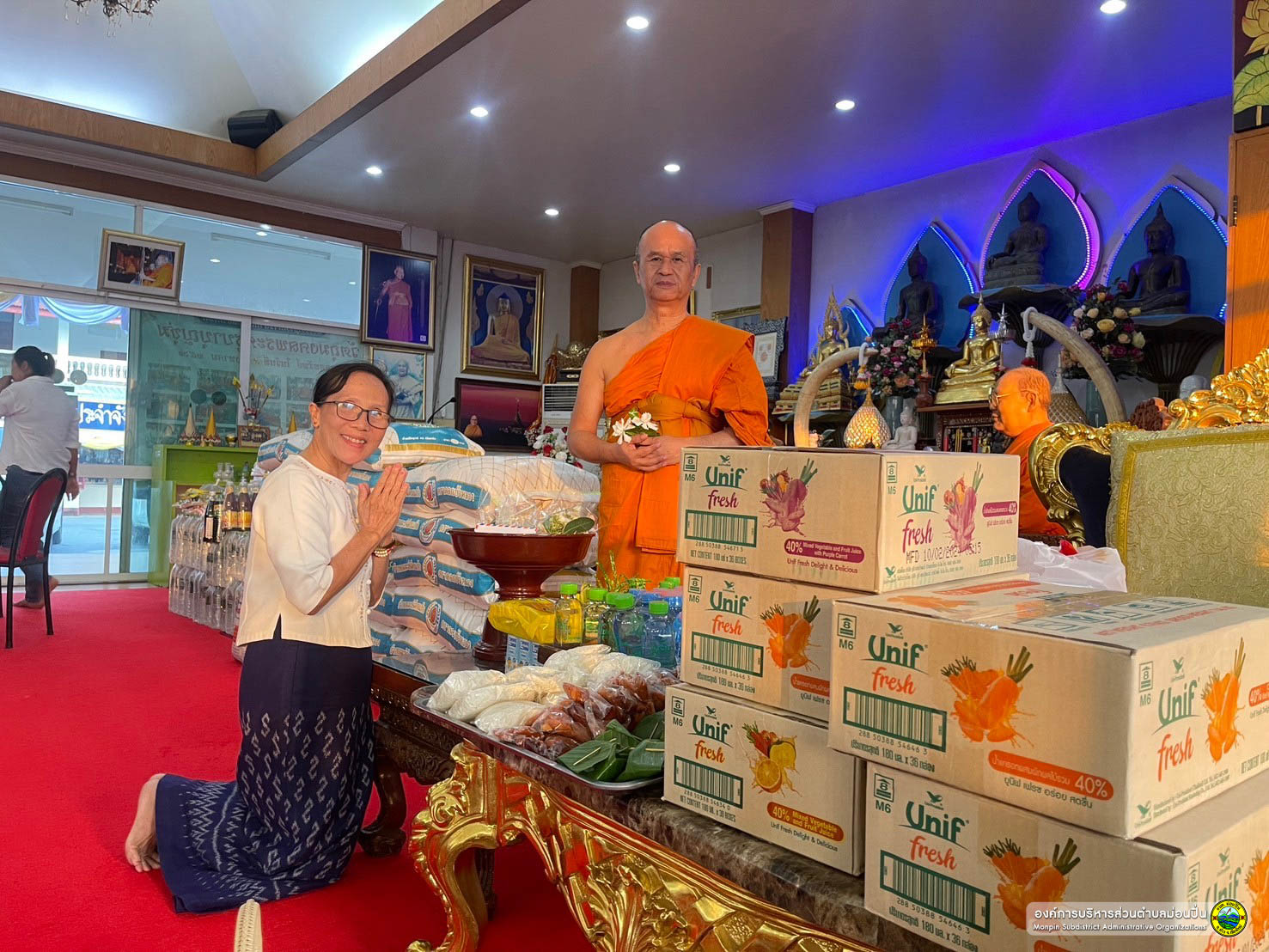 ร่วมทำบุญตักบาตรโครงการบรรพชาสามเณรภาคฤดูร้อน