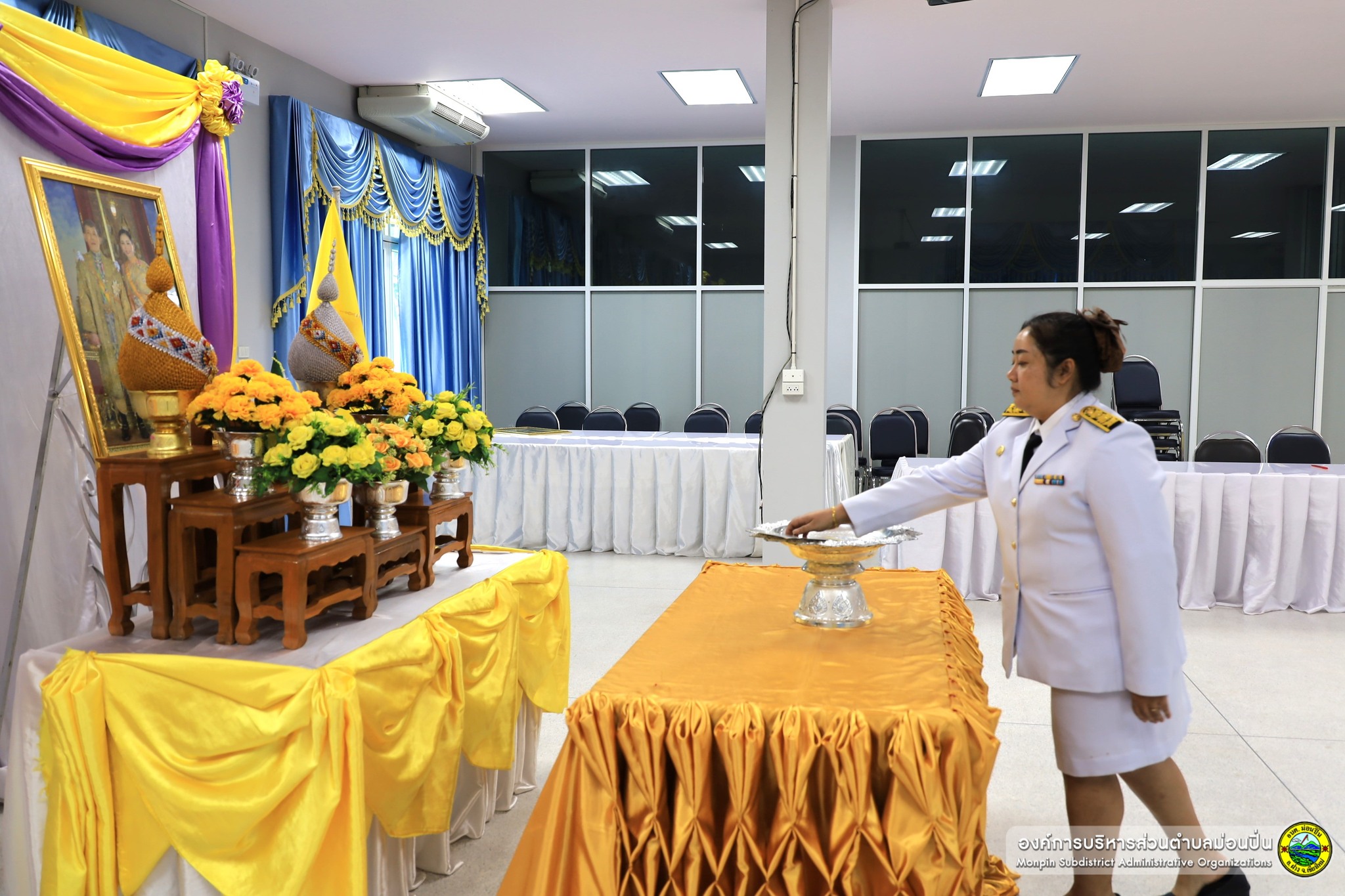 พิธีส่งมอบพระราชทานพระบรมฉายาลักษณ์พระบาทสมเด็จพระเจ้าอยู่หัวและสมเด็จพระนางเจ้าพระบรมราชินี 
