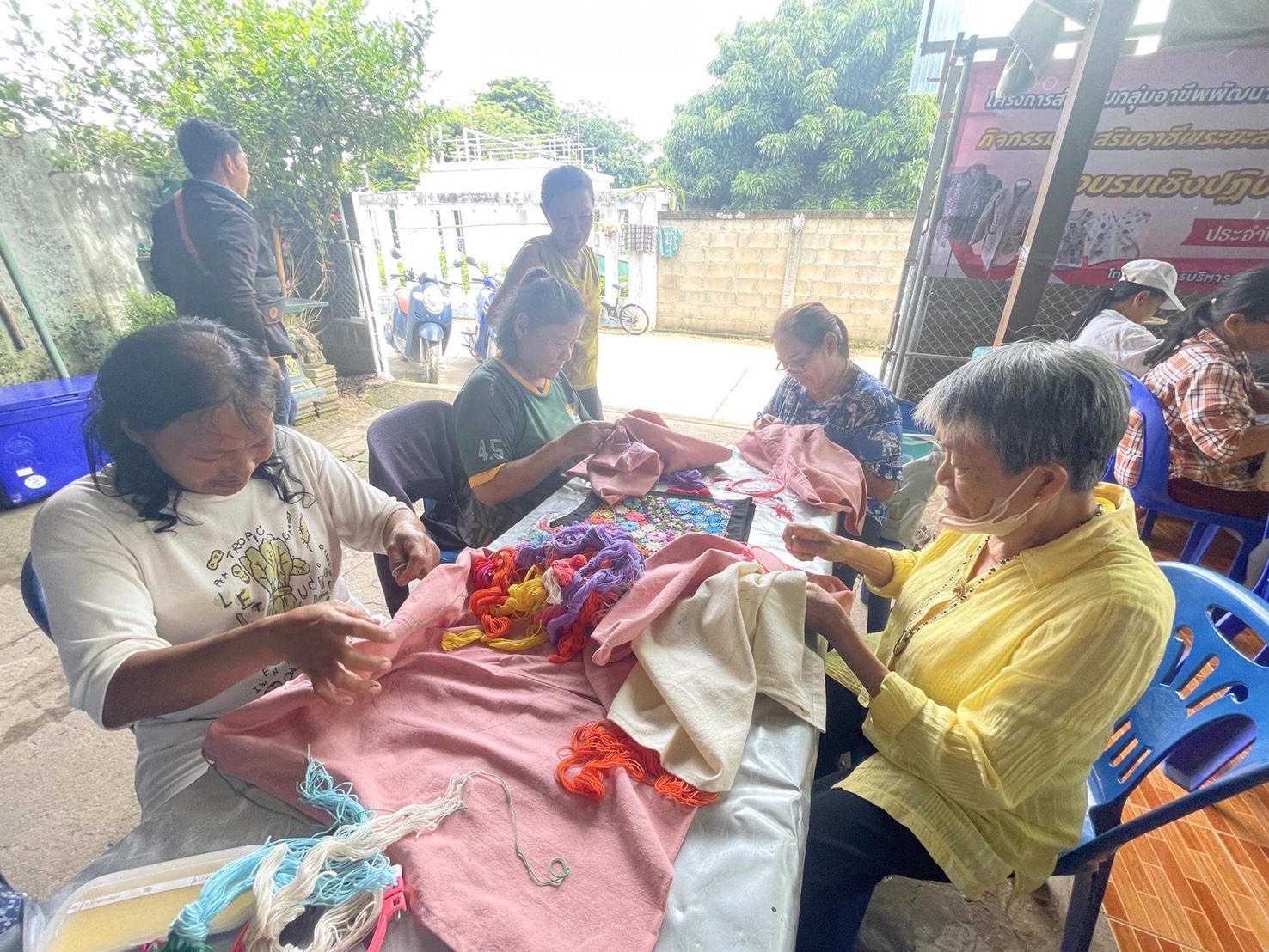 โครงการส่งเสริมกลุ่มอาชีพพัฒนาคุณภาพชีวิตตามแนวทางปรัชญาเศรษฐกิจพอเพียง กิจกรรมส่งเสริมอาชีพระยะสั้นเพื่อเพิ่มรายได้สร้างอาชีพอย่างยั่งยืน ประจำปีงบประมาณ พ.ศ.2567 โดยมีการจัดอบรมเชิงปฏิบัติการปักผ้าพื้นมือง