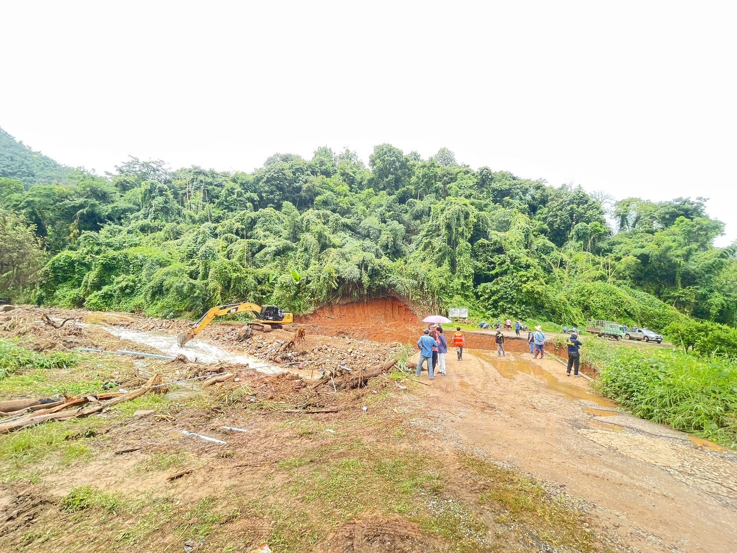  ลงพื้นที่สำรวจความเสียหายและ มอบถุงยังชีพให้แก่ผู้ประสบภัย