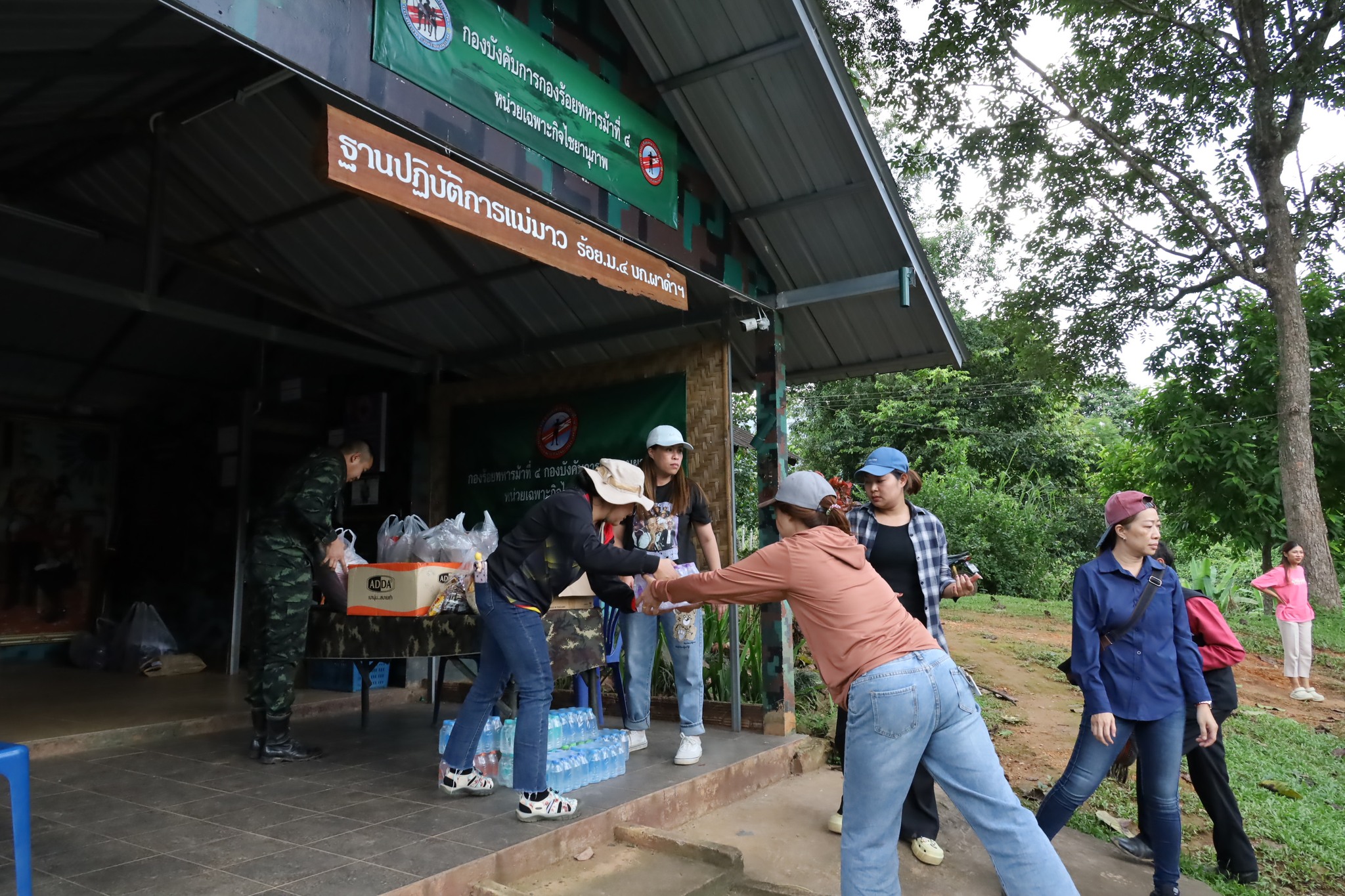  มอบถุงยังชีพให้แก่ผู้ประสบอุทกภัยในพื้นที่บ้านลาน หมู่ที่ 5