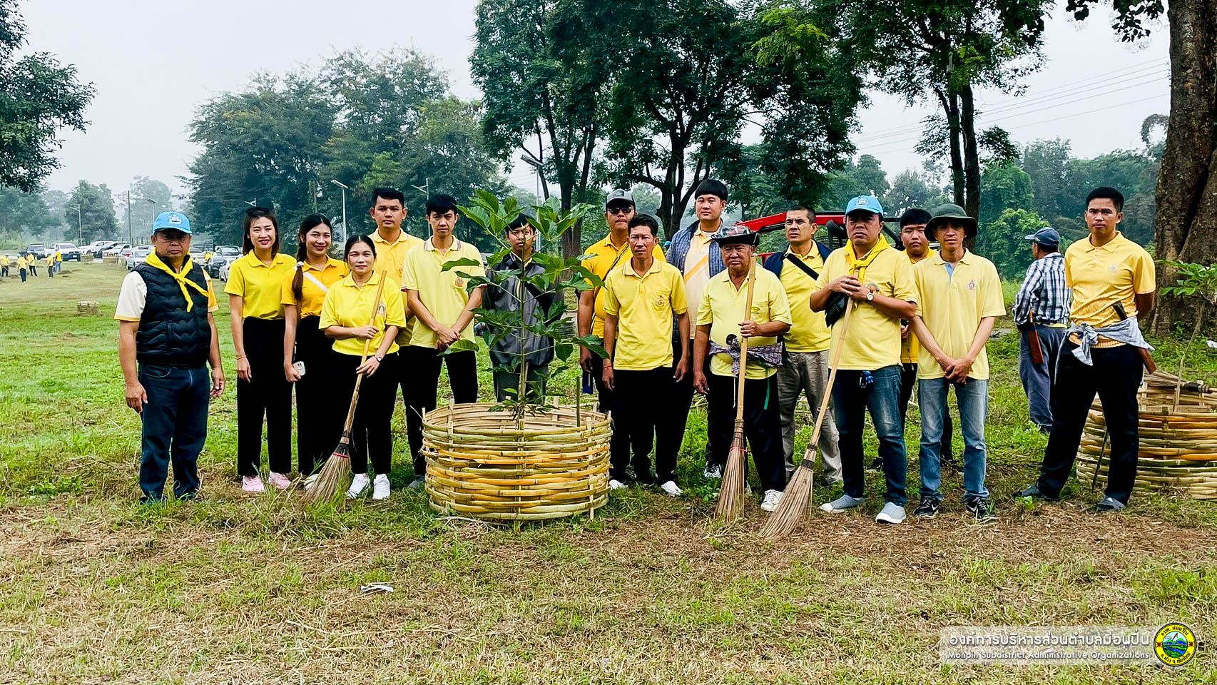 จิตอาสา "พัฒนาสนามกีฬากลางอำเภอฝาง"
