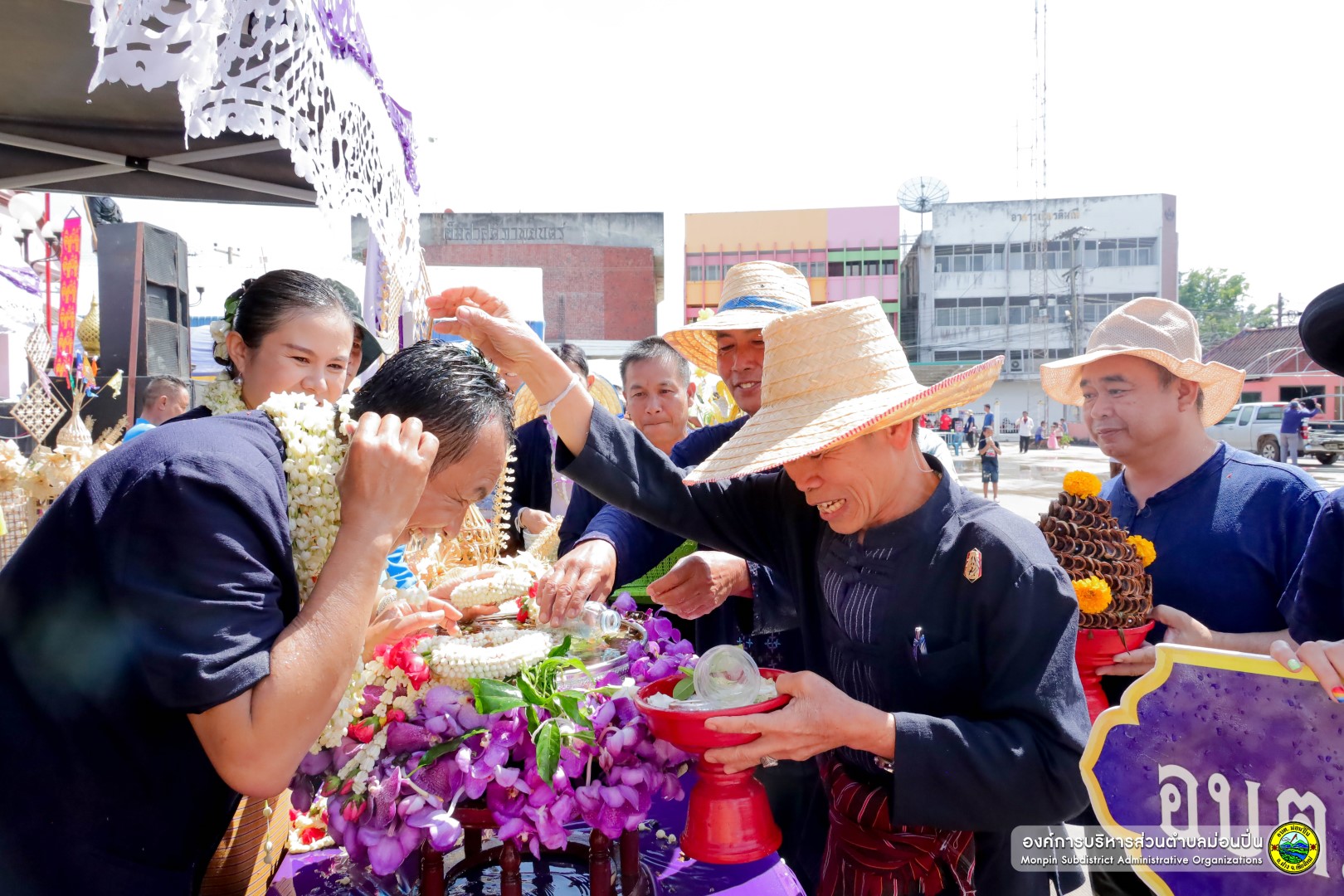  ประเพณีสงกรานต์ และกิจกรรมสืบสานป๋าเวณี สระเกล้าดำหัว ป้อเมืองฝาง