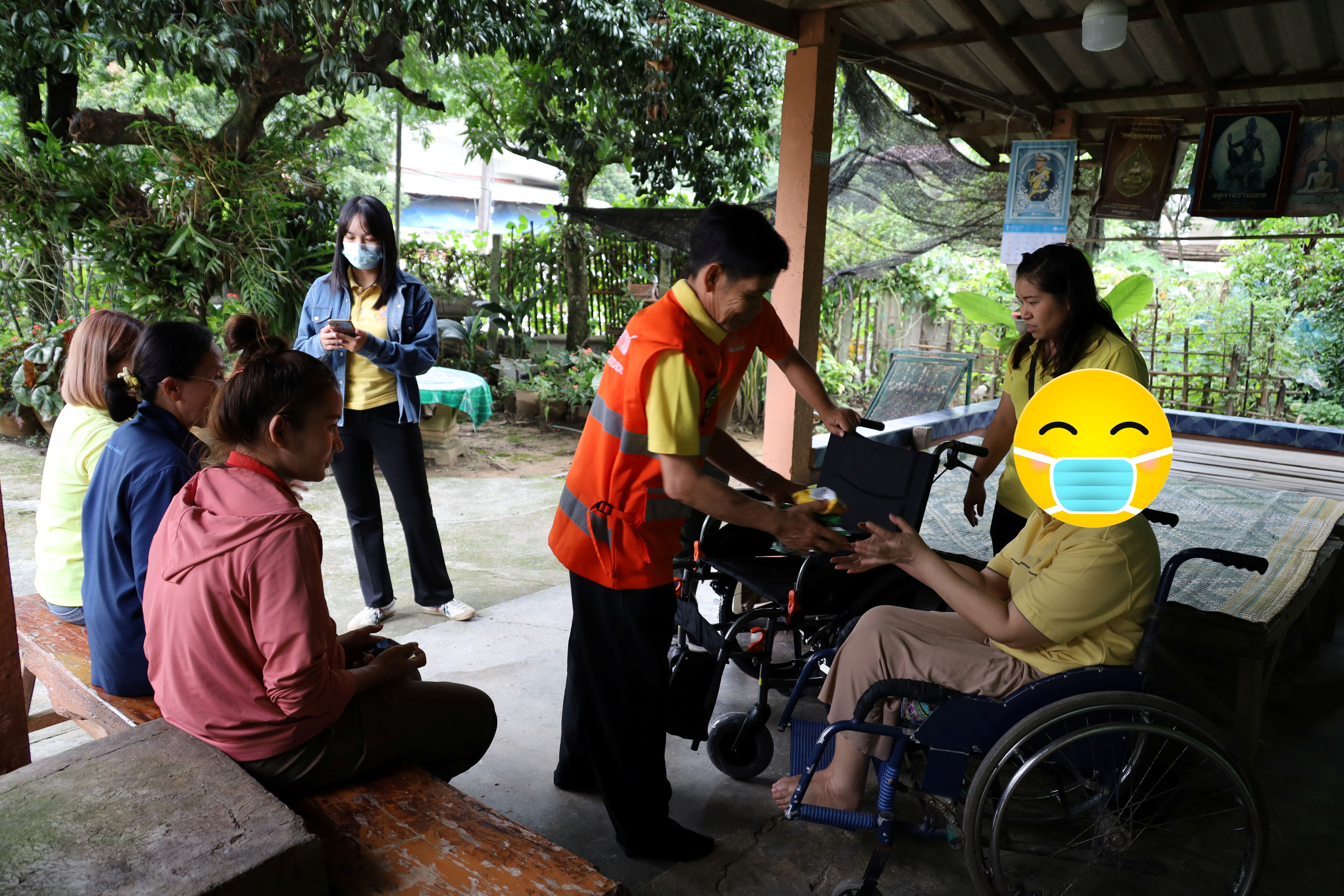  มอบรถเข็นผู้ป่วย (วีลแชร์) แก่ผู้ป่วยที่มีภาวะพึ่งพิง