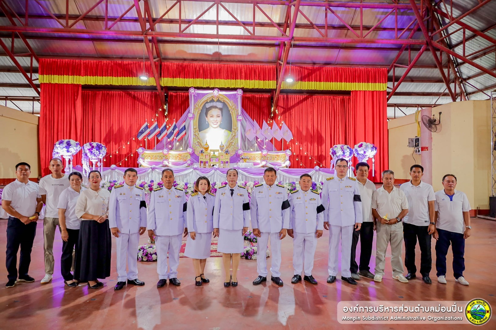 พิธีถวายเครื่องราชสักการะ วางพานพุ่ม และพิธีจุดเทียนถวายพระพรชัยมงคล