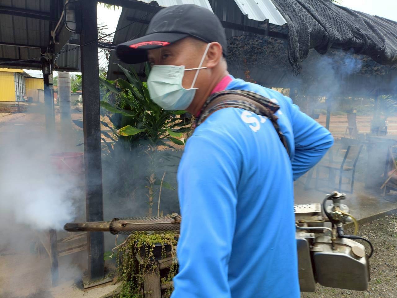 พ่นสารเคมีกำจัดยุงลายตัวแก่ บ้านแม่มาวต้นตุ้ม หมู่ที่ 2