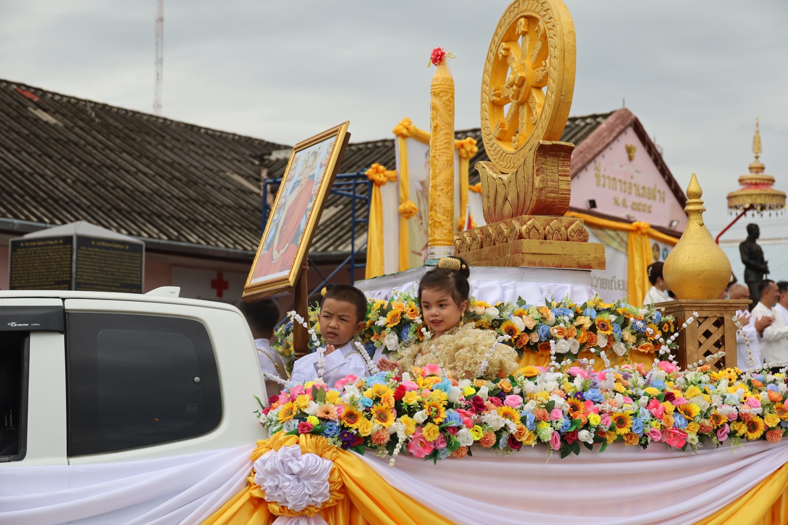 ภาพประกอบ  คาราวานบุญถวายเทียน งดเหล้า เข้าพรรษา อำเภอฝาง ปี 2568