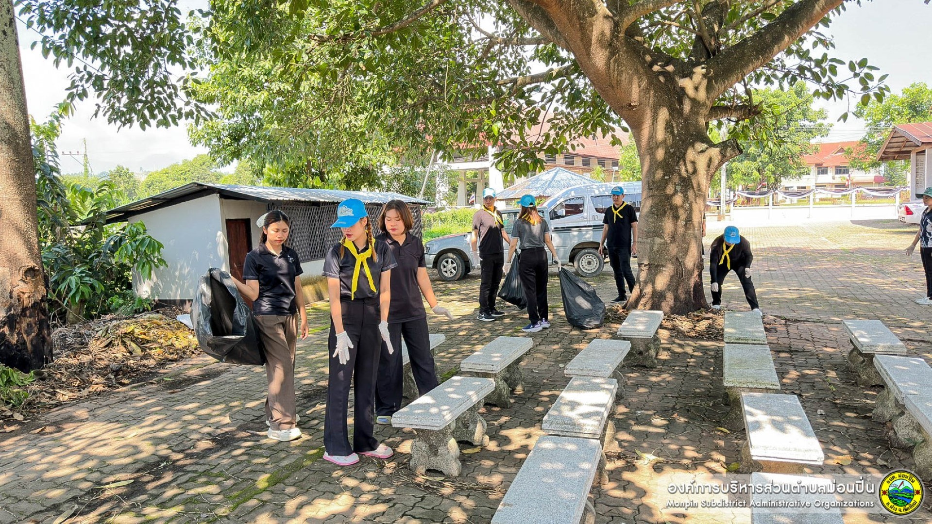 ภาพประกอบ  จิตอาสาพัฒนาและปรับปรุงภูมิทัศน์พื้นที่สาธารณะตำบลม่อนปิ่น
