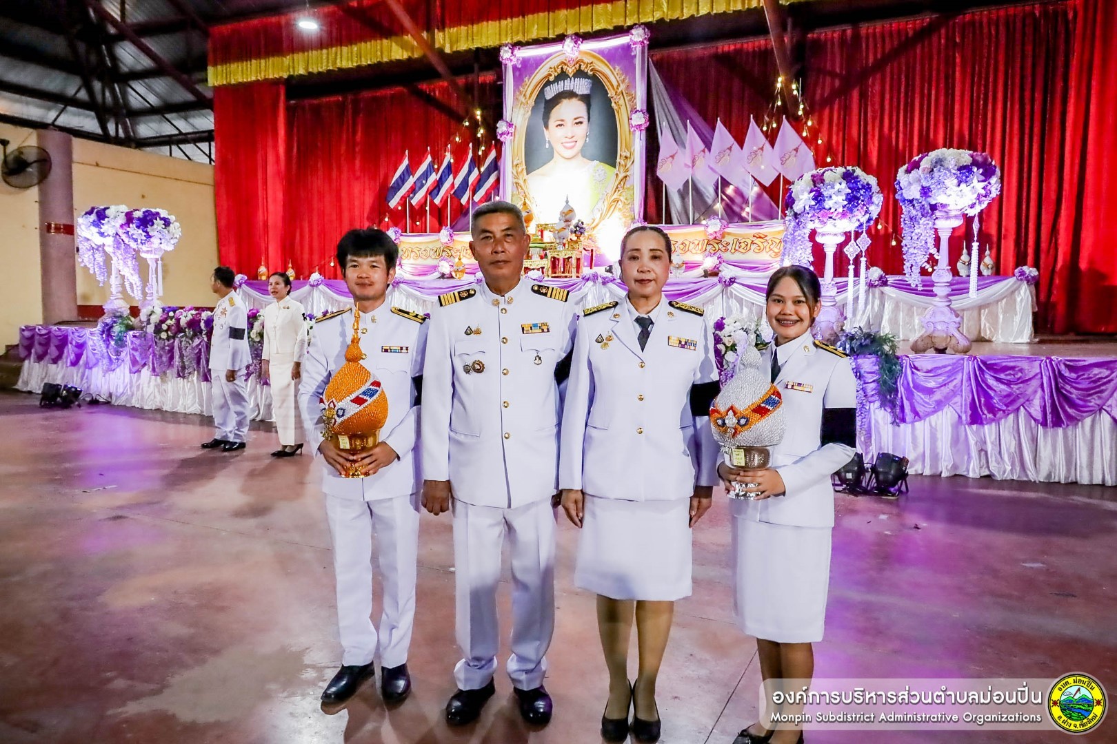 ภาพประกอบ พิธีถวายเครื่องราชสักการะ วางพานพุ่ม และพิธีจุดเทียนถวายพระพรชัยมงคล