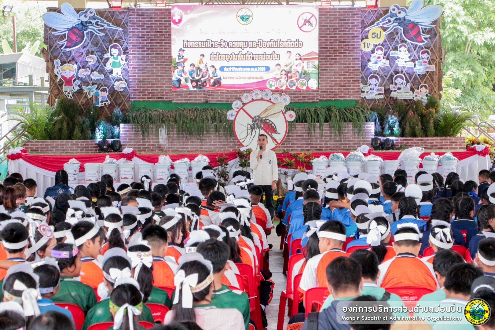 ภาพประกอบ  กิจกรรมรณรงค์ป้องกัน ควบคุมโรคติดต่อนำโดยยุงในพื้นที่ตำบลม่อนปิ่น
