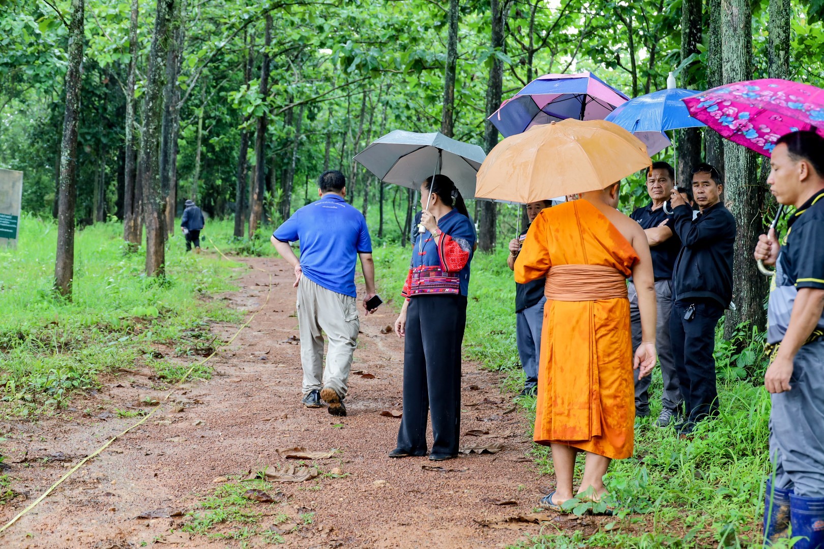 ภาพประกอบ ออกสำรวจและรังวัดแนวเขตก่อสร้างถนน บ้านห้วยจะนุ