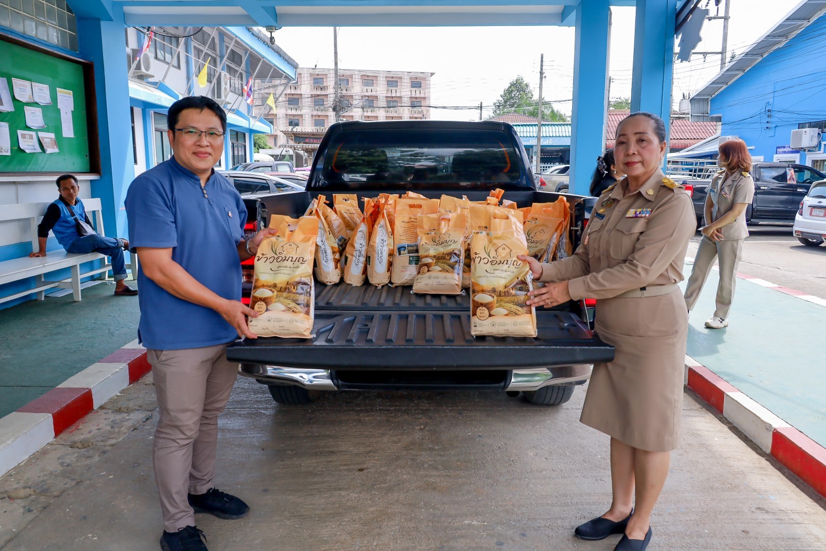 ภาพประกอบ รับมอบ “ข้าวอิ่มบุญ”ร่วมส่งเสริมเกษตรกรและช่วยเหลือครัวเรือนยากจน