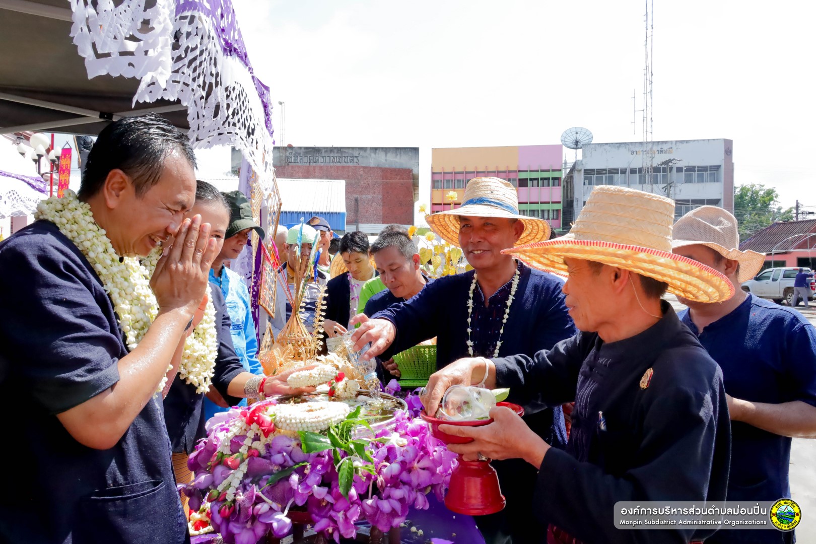 ภาพประกอบ  ประเพณีสงกรานต์ และกิจกรรมสืบสานป๋าเวณี สระเกล้าดำหัว ป้อเมืองฝาง