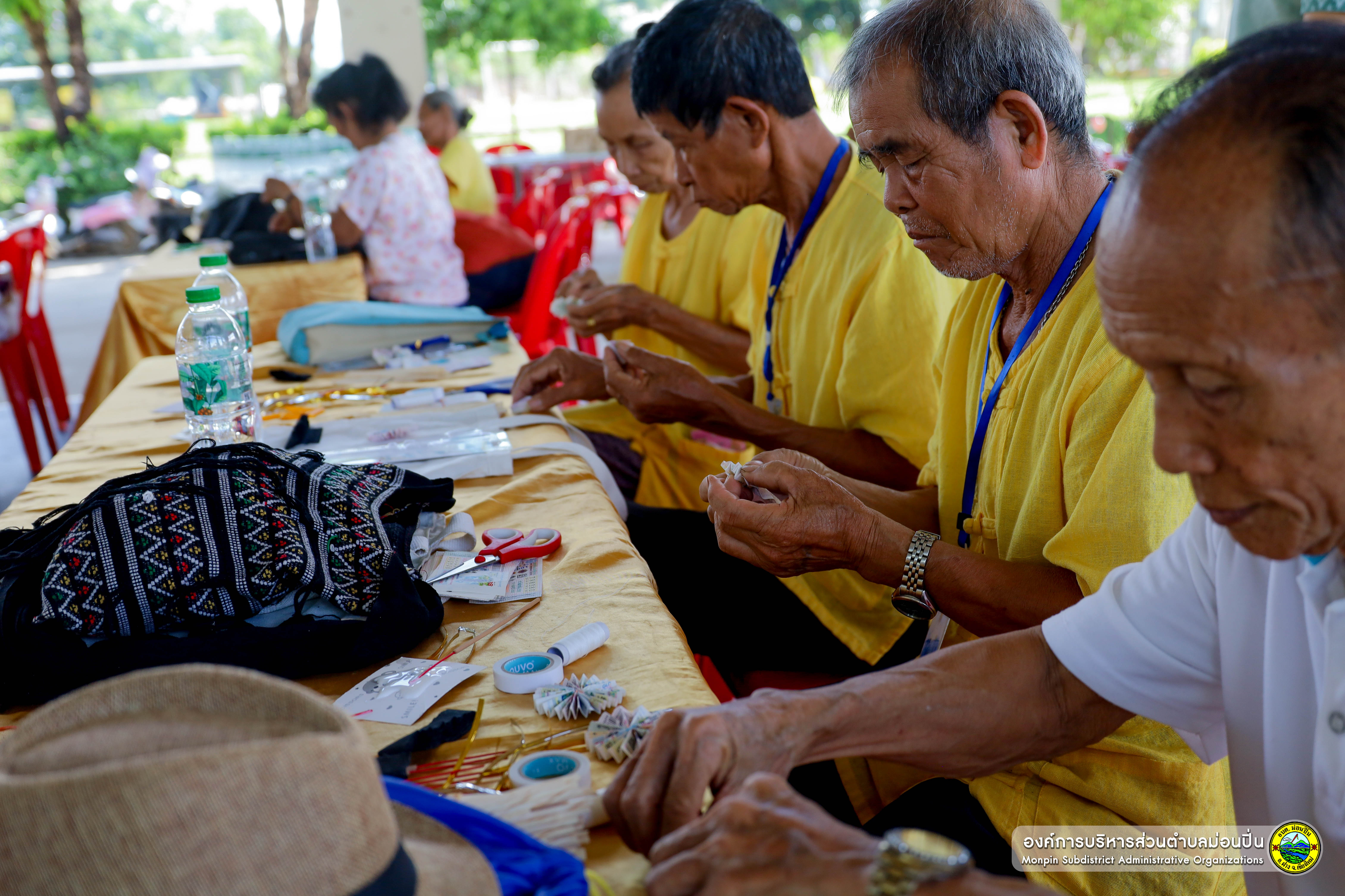 ภาพประกอบ กิจกรรมทำดอกไม้จันทน์จากลอตเตอรี่ ประจำปี 2568