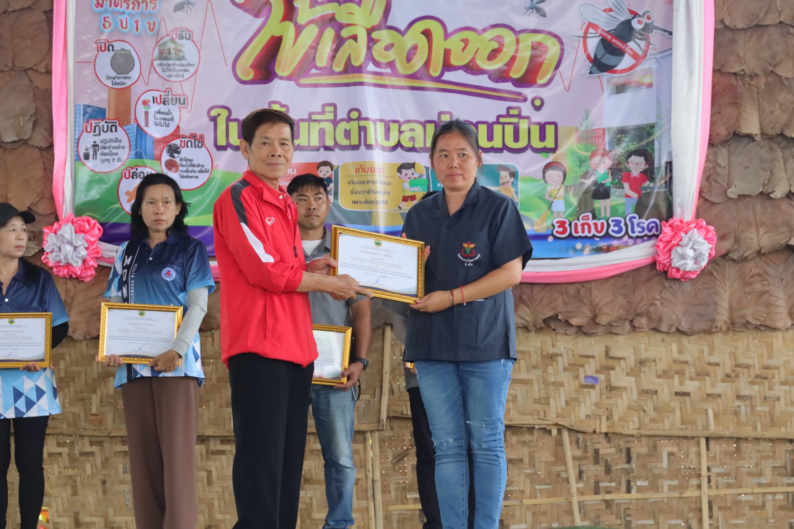 ภาพประกอบ  กิจกรรมเฝ้าระวัง ควบคุม และป้องกันโรคไข้เลือดออกในพื้นที่ตำบล